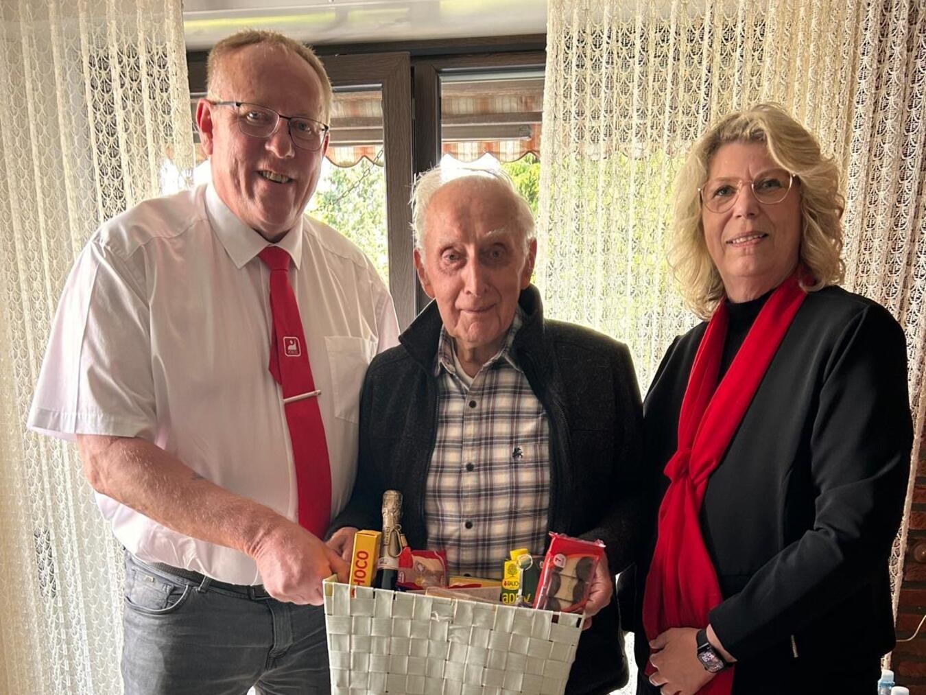 Albert und Tina Dahl nahmen die Ehrung von Karl-Heinz Grütter vor und überreichten ihm den Präsentkorb. Foto: privat