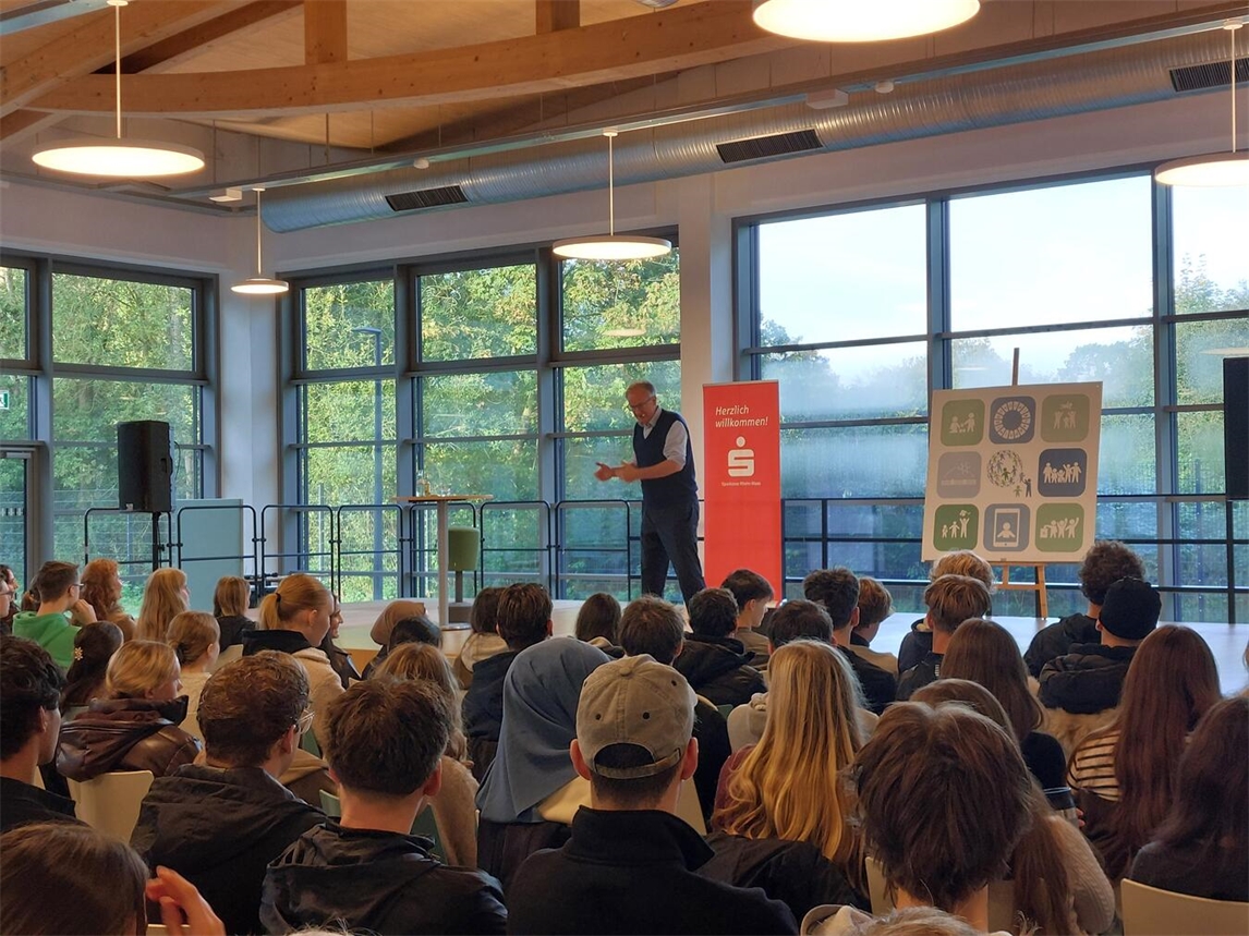 Albrecht von Lucke spricht mit Jugendlichen über Politik, Foto von Sparkasse Rhein-Maas.