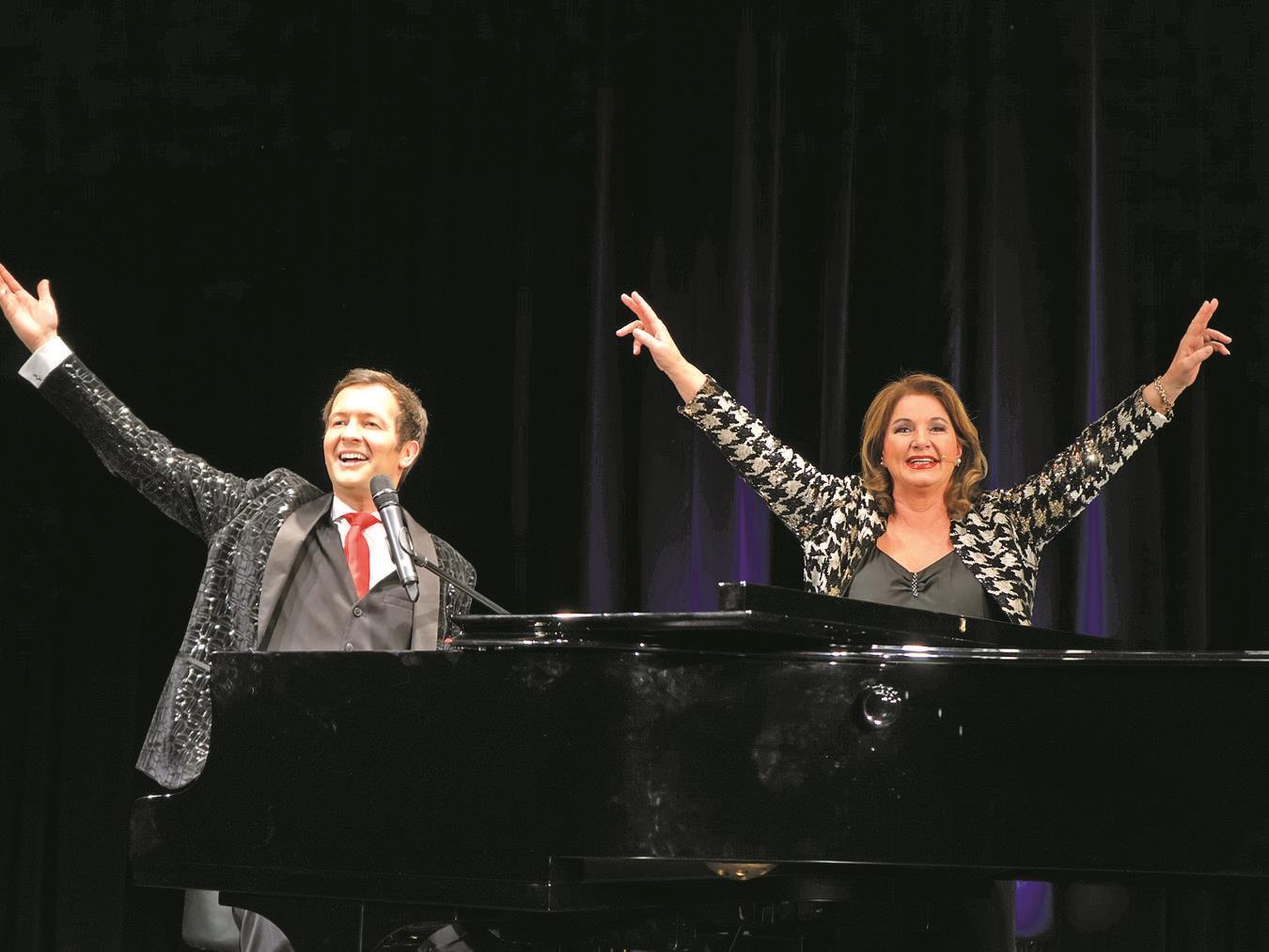 Alex Parker und Gabriela Benesch gestalten den Abend rund um die Geschichte der Musiklegende Udo Jürgens / NN verlosen Tickets für den Abend im Burgtheater in Dinslaken. Foto: www.beneschfurrer.com
