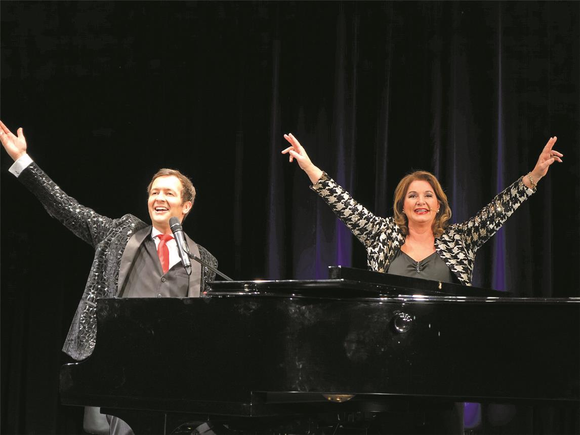Alex Parker und Gabriela Benesch gestalten den Abend rund um die Geschichte der Musiklegende Udo Jürgens / NN verlosen Tickets für den Abend im Burgtheater in Dinslaken. Foto: www.beneschfurrer.com