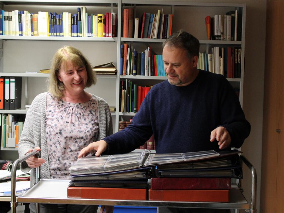 Alexander Ahrens übergibt die Postkartensammlung seines Vaters an das Stadtarchiv. Foto: Stadtarchiv Kleve