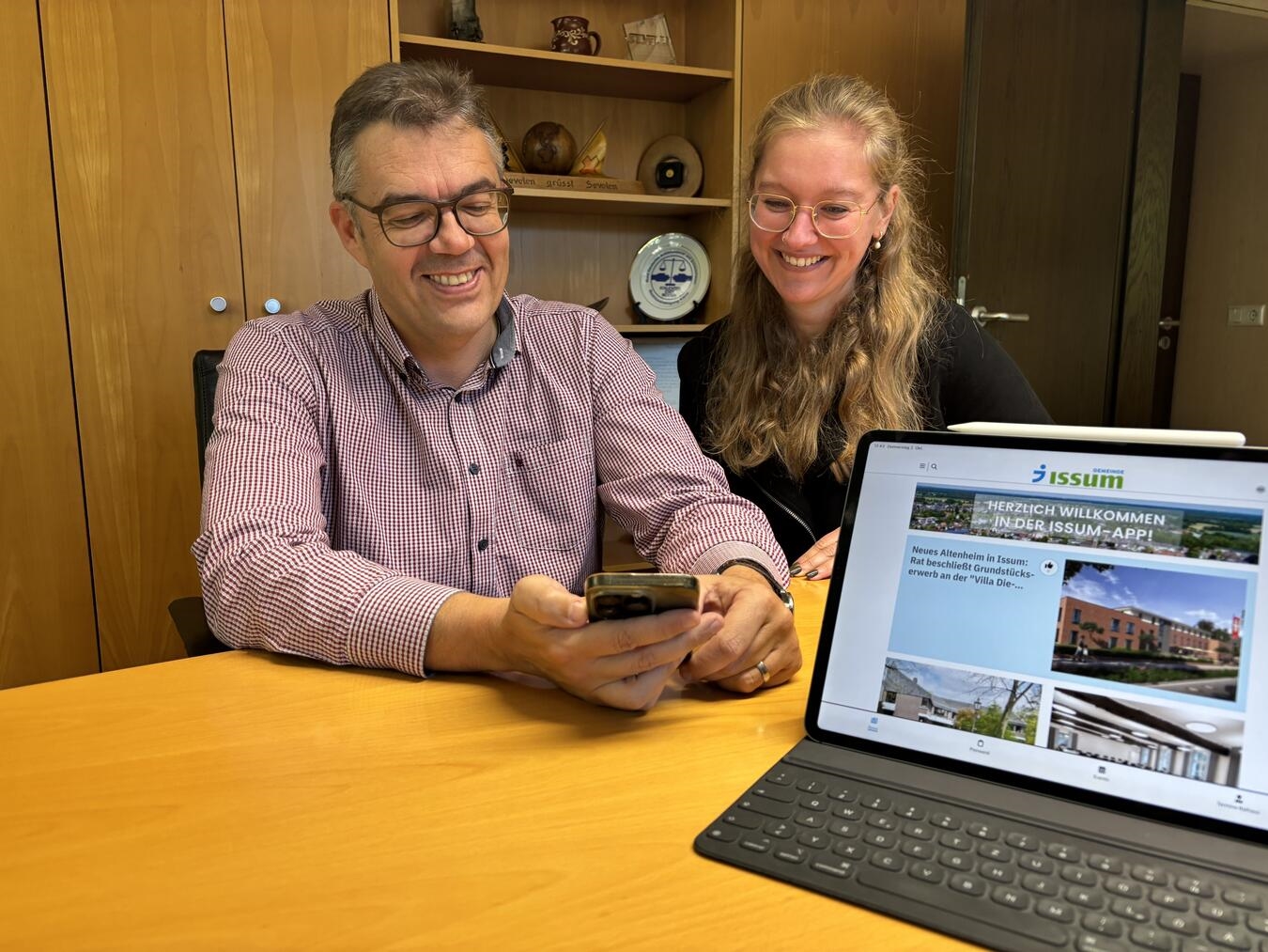 Start der neuen Orts-App Alexander Alberts (allgemeiner Vertreter des Bürgermeisters) und Sarah Schulze (Pressesprecherin der Gemeinde Issum). Foto: privat
