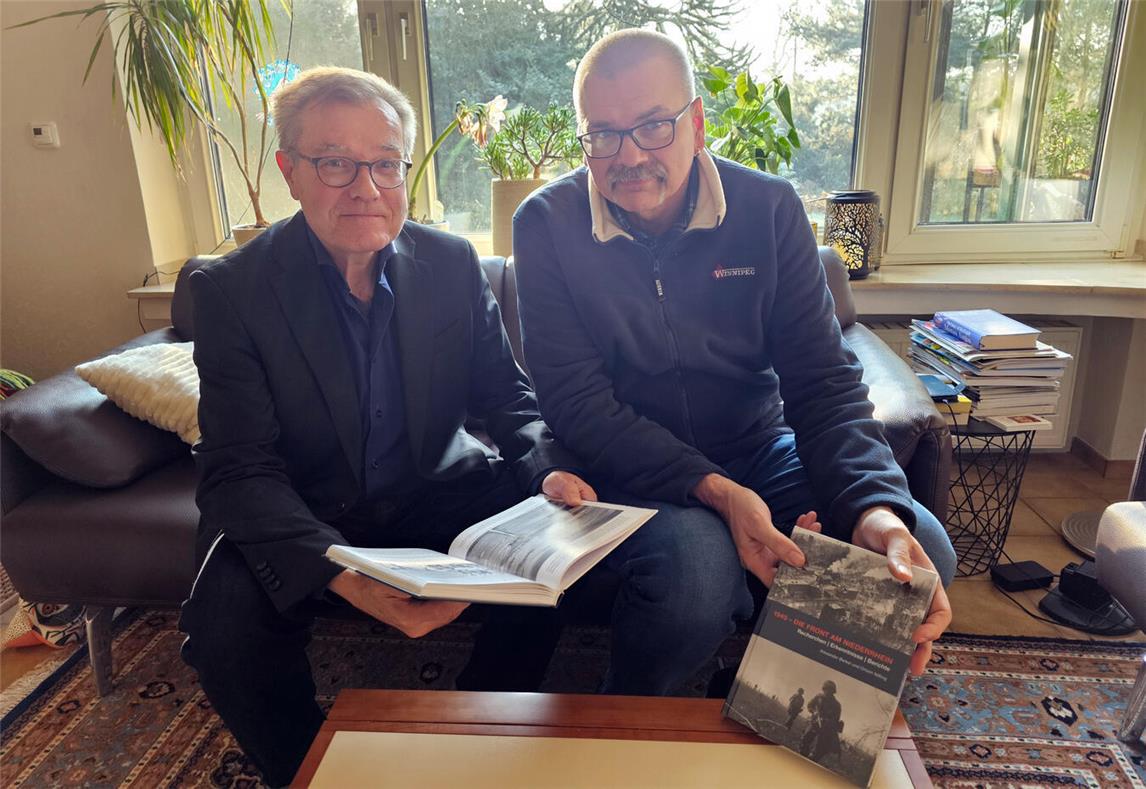 Alexander Berkel (l.) und Ortwin Nißing (r.) halten mit „1945 – Die Front am Niederrhein“ das Ergebnis von 20 Jahren Recherchearbeit in den Händen. NN-Foto: Thomas Langer