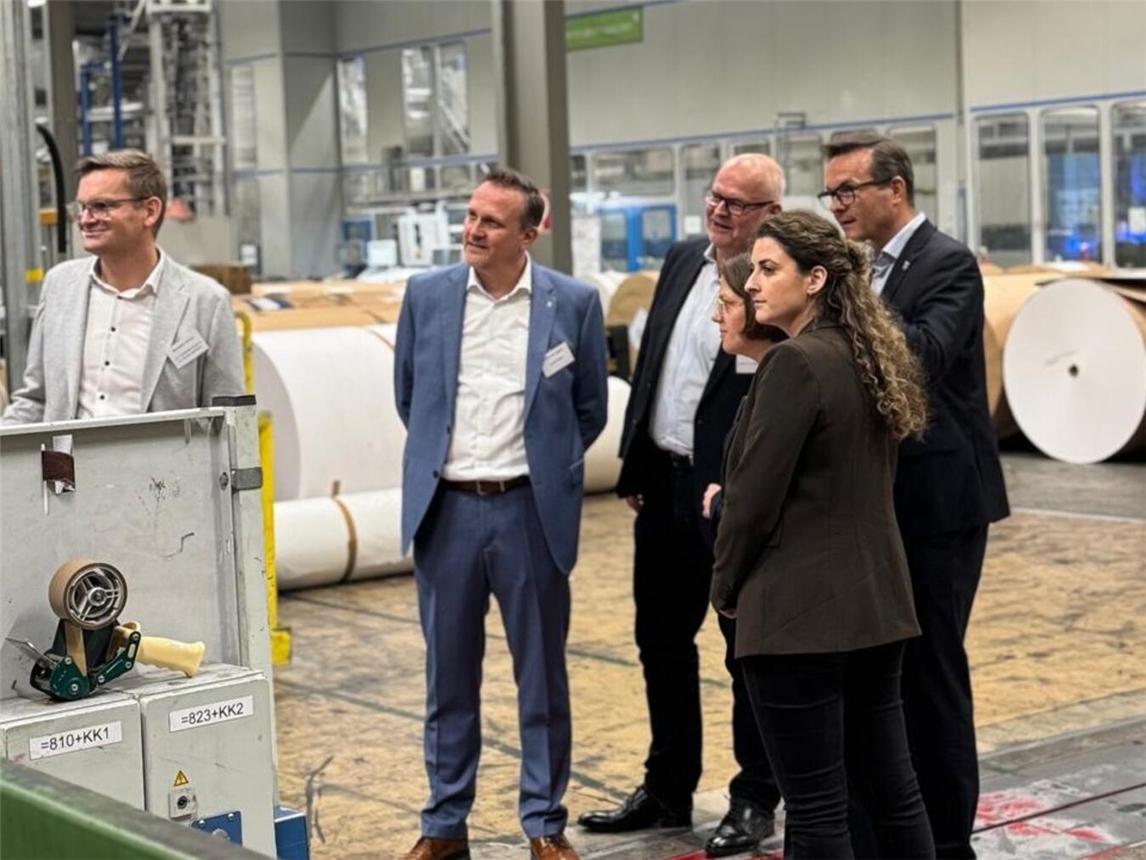 Alexander Hornen (Geschäftsführung L.N.Schaffrath), Stefan von Laguna (Wirtschaftsförderer Stadt Geldern) Claus van Vorst (Leiter Technik Stadtwerke), Janine Segref (Leiterin Bereich Umwelt, Klima, Mobilität), Laura Graziano (NRW.Energy4Climate) und Bürgermeister Sven Kaiser.Foto: Stadt Geldern/Gossens