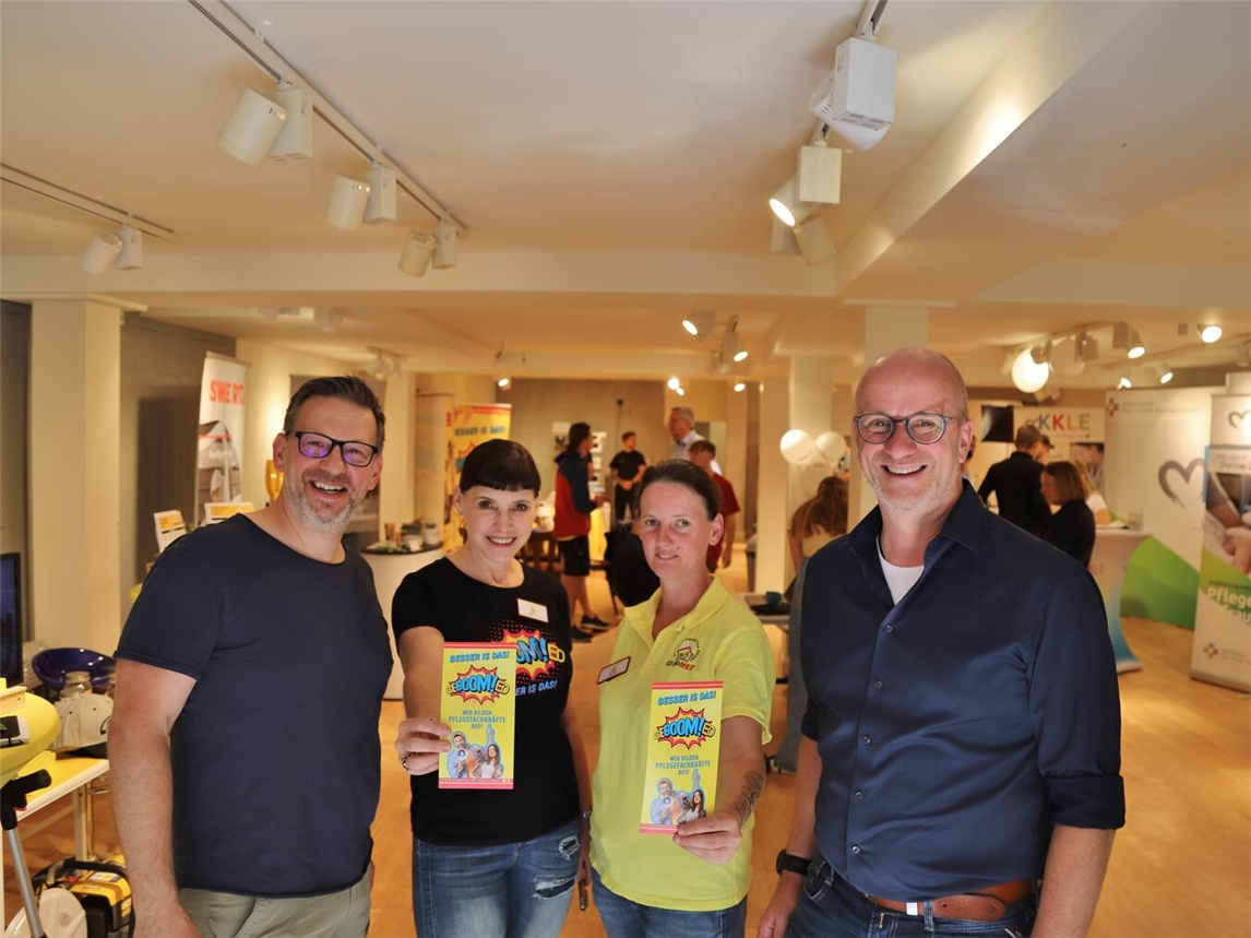 Alexander Schramm (Geschäftsführer GeBoMed, 1.v.l.), Sabine Held (Marketing GeBoMed, 2.v.l.) und Bürgermeisterkandidat Stephan Luyven (1.v.r.) freuten sich über die gelungene Veranstaltung. Foto: Mona Neutzer