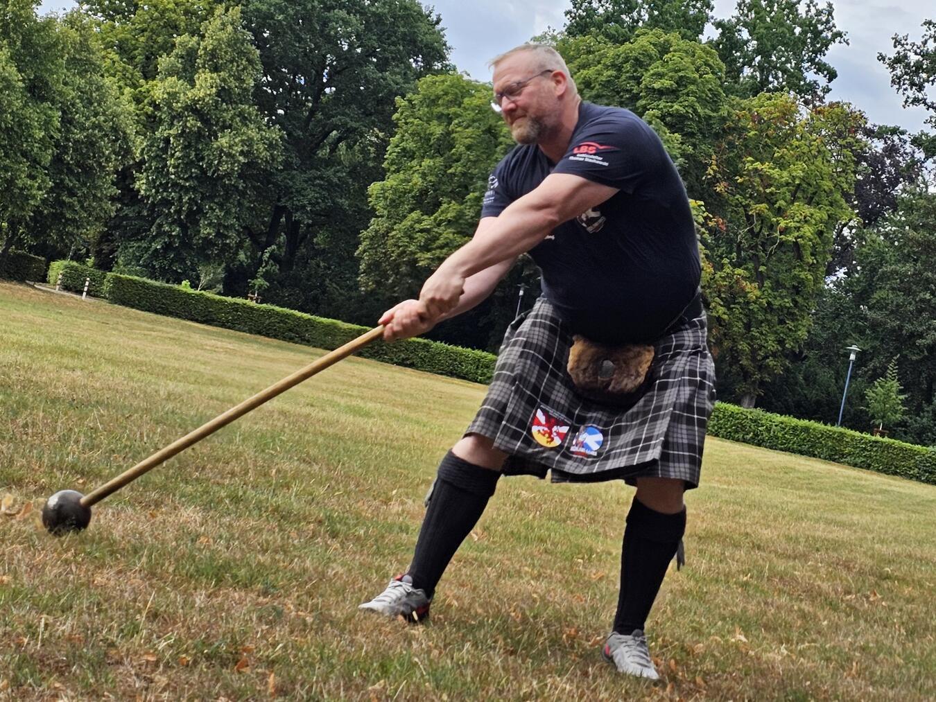 Alexander Wendling macht sich daran, den Scottish Hammer zu schleudern.