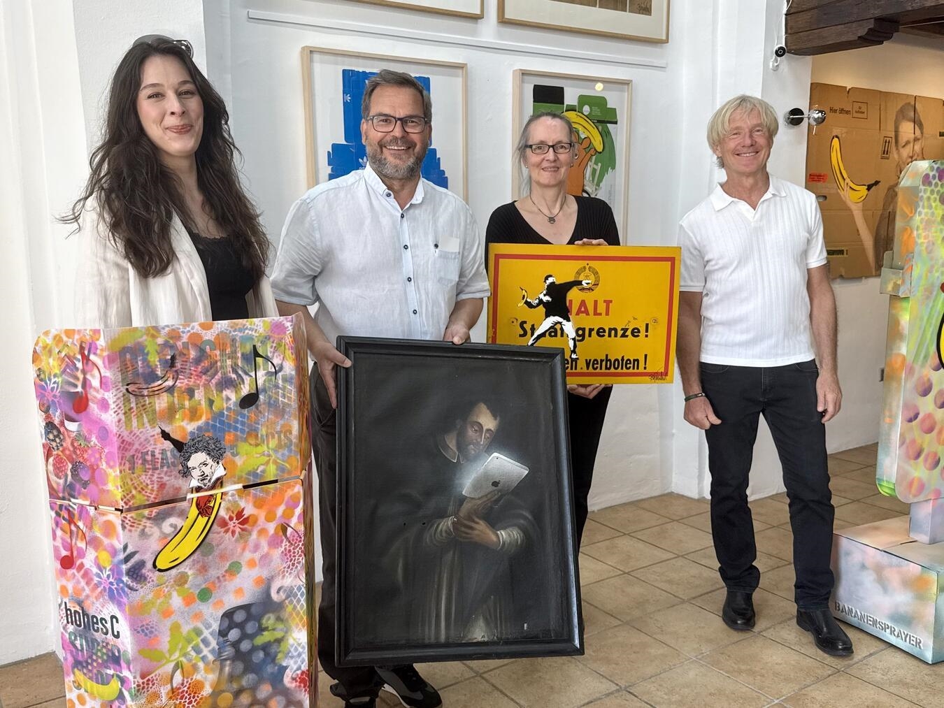 Alexandra Bottenbruch (studio20.21), Harald Münzner (Stadt Kalkar), Lioba Rochell (Verein der Freunde Kalkars) und Thomas Baumgärtel (v.l.) mit den Werken des "Banansprayer"-Künstlers. NN-Foto: SP