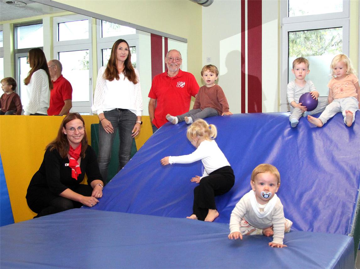 Alexandra Kuchta (l.) von der Sparkasse am Niederrhein beim Besuch im Sportcenter des SV Concordia Ossenberg. Über neue Turnmatten freuen sich Geschäftsführerin Nadine Springer und der Vereinsvorsitzende Burghard Kretschmer – am meisten aber die kleinen Turner.  Foto: privat
