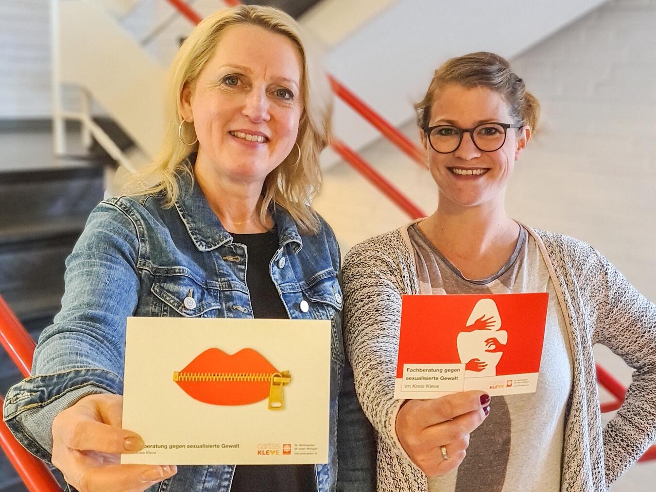 Alexandra Ludzinski (l.) und Sylvia Flegel setzen sich mit dem Präventionsprojekt ‚GrenzenKlar‘ für den Schutz von Grundschulkindern vor sexualisierter Gewalt ein. Foto: Caritasverband Geldern-Kevelaer