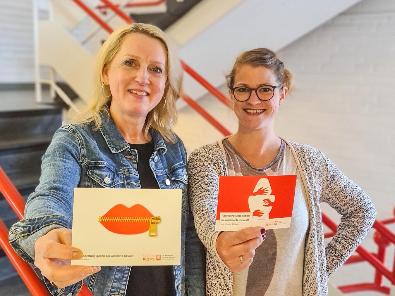Alexandra Ludzinski (l.) und Sylvia Flegel setzen sich mit dem Präventionsprojekt „GrenzenKlar“ für den Schutz von Grundschulkindern vor sexualisierter Gewalt ein.Foto: Caritasverband Geldern-Kevelaer