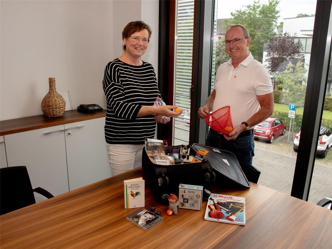 Alexandra Maywald, Seniorenbeauftragte der Stadt Goch und Albert Sturtz, Vorsitzender der Alzheimer Gesellschaft Moers-Niederrhein, mit dem Seniorenkoffer. Foto: Torsten Matenaers