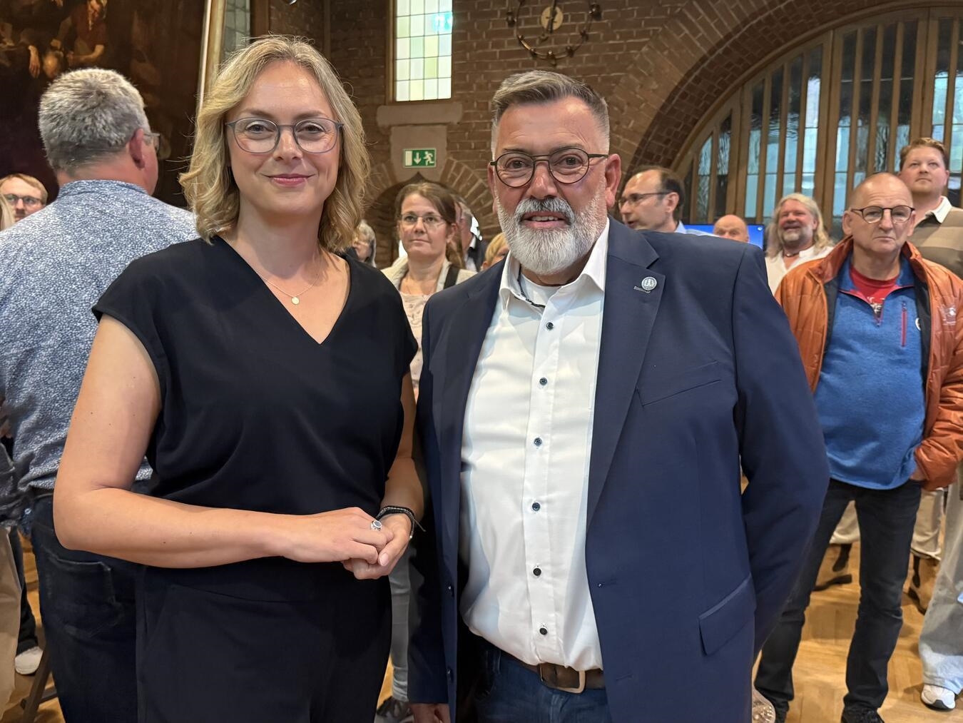 Kalkar: Grüne fordern SPD auf, ihre Unterstützung für Han Groot Obbink zurückzuziehen Alexandra Schacky (l.) und Han Groot Obbink (das Bild zeigt beide bei der Wahlergebnispräsentation am vergangenen Sonntag im Kalkarer Ratssaal) stehen sich in der Stichwahl gegenüber. NN-Foto: SP