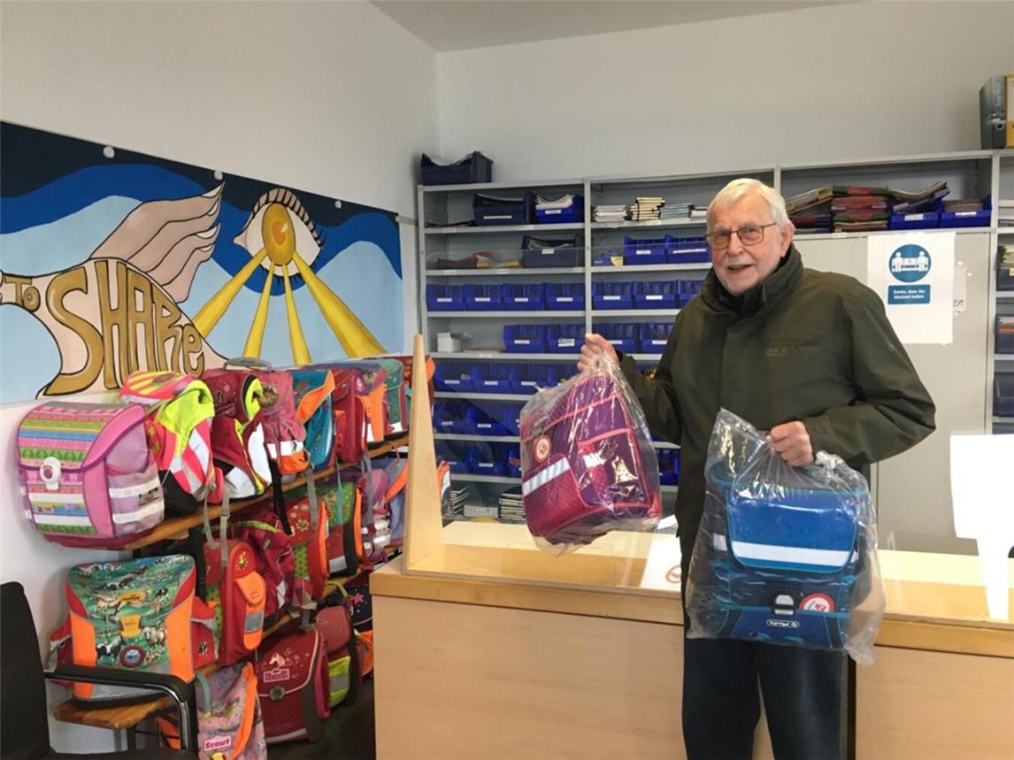 Alfred Mersch, Vorsitzender der Tafel Geldern, sortiert im Schulmaterialmagazin am Bahnhof Geldern neue Schultornister für die Erstklässler.Foto: Tafel Geldern