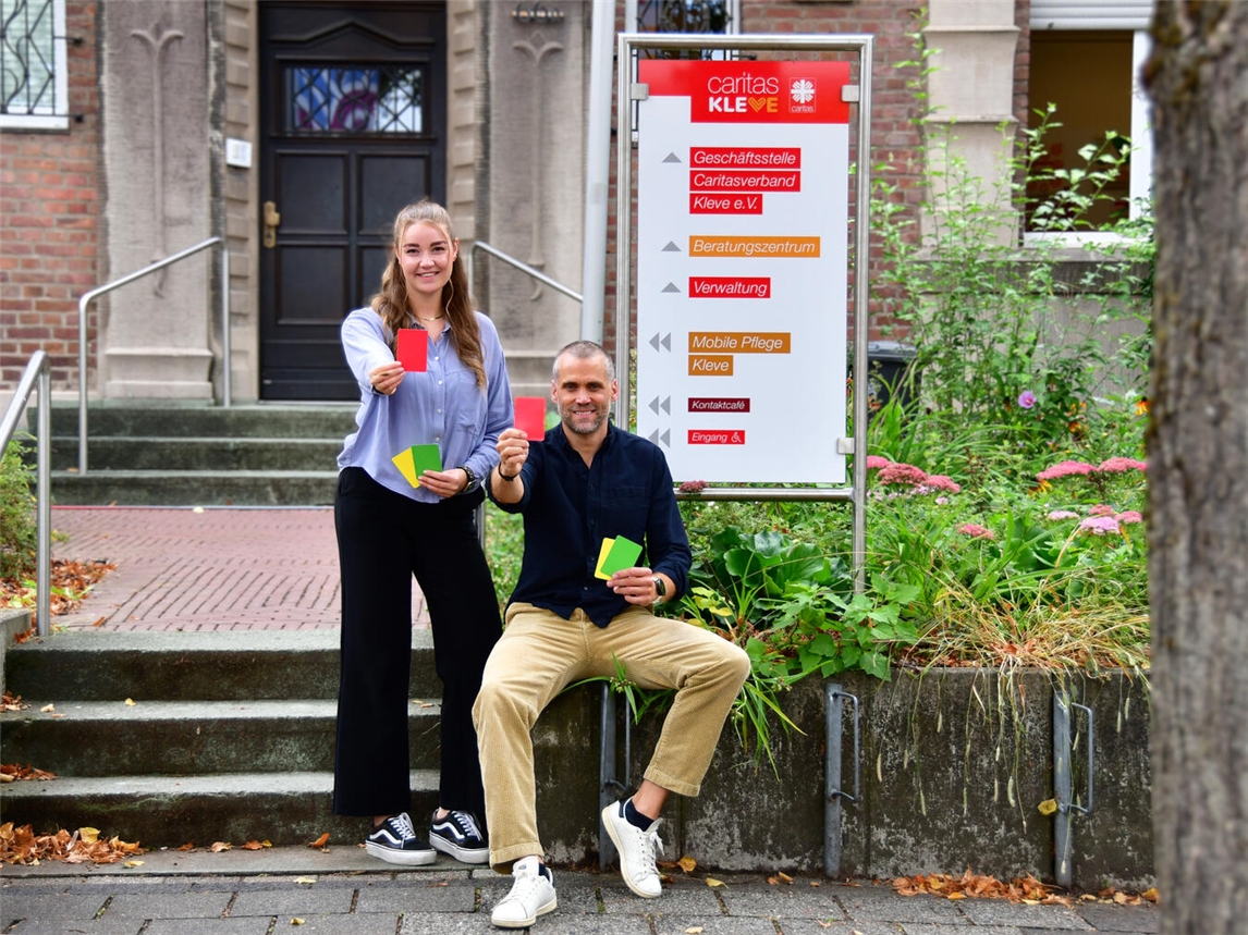 Alina Hünnekes und Peter Franke von der Caritas-Fachberatungsstelle gegen sexualisierte Gewalt an Kindern und Jugendlichen im Kreis Kleve zeigen die rote Karte. Grenzen setzen und Stärke zeigen – das vermittelt auch ihr Programm für Schüler:innen der 6. und 7. Klassen. Foto: privat