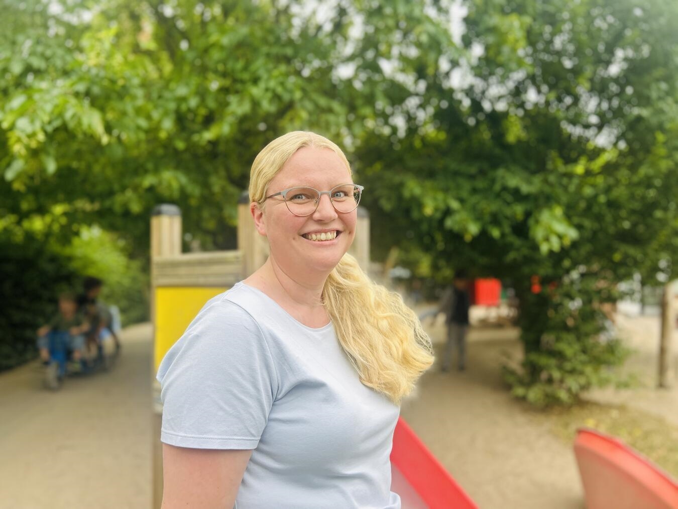 "Porträt von Alina Spickmann, Mitarbeiterin der Lebenshilfe im Kreis Kleve, lächelnd in die Kamera"