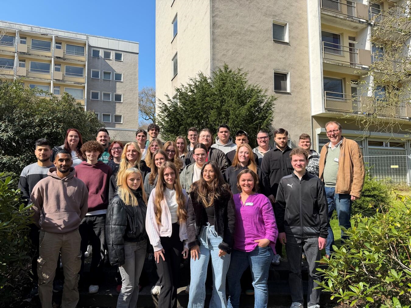 Alle 25 angehenden Pflegefachkräfte mit der Pflegedirektion Carsten Schmatz und Kursleitung Susanne Rüters. Foto: LVR-Klinik Bedburg-Hau