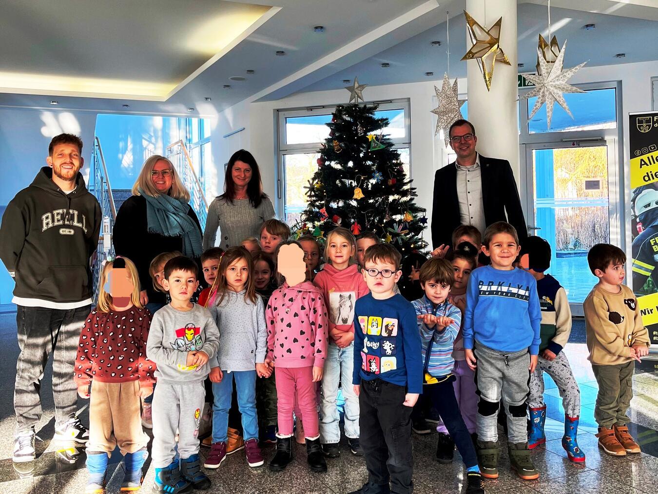 Alle Bürger sind eingeladen, den liebevoll geschmückten Weihnachtsbaum im Foyer des Rathauses während der regulären Öffnungszeiten zu bewundern. Foto: Gemeinde Bedburg-Hau