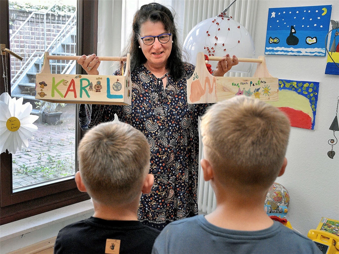 Alle Kinder werden mit einem Werkzeugkasten oder Schatztruhe ausgestattet. NN-Foto: Rüdiger Dehnen