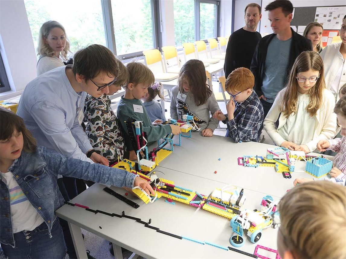 "Kindern lernen praxisnah und projektorientiert über Grundschule hinaus, Bild von privater Unterrichtsszene"