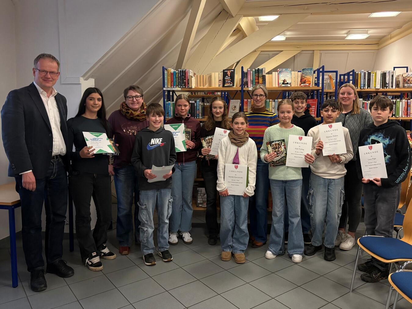 Alle Lesetalente aus Rees mit den Schulsiegern beim Vorlesewettbewerb Schulen: Amalia-Mina Tagay (2. v. li.), Elise Angenendt (5. v. li.) und Marlo Kalthoff (4. v. re.). Foto: Stadt Rees