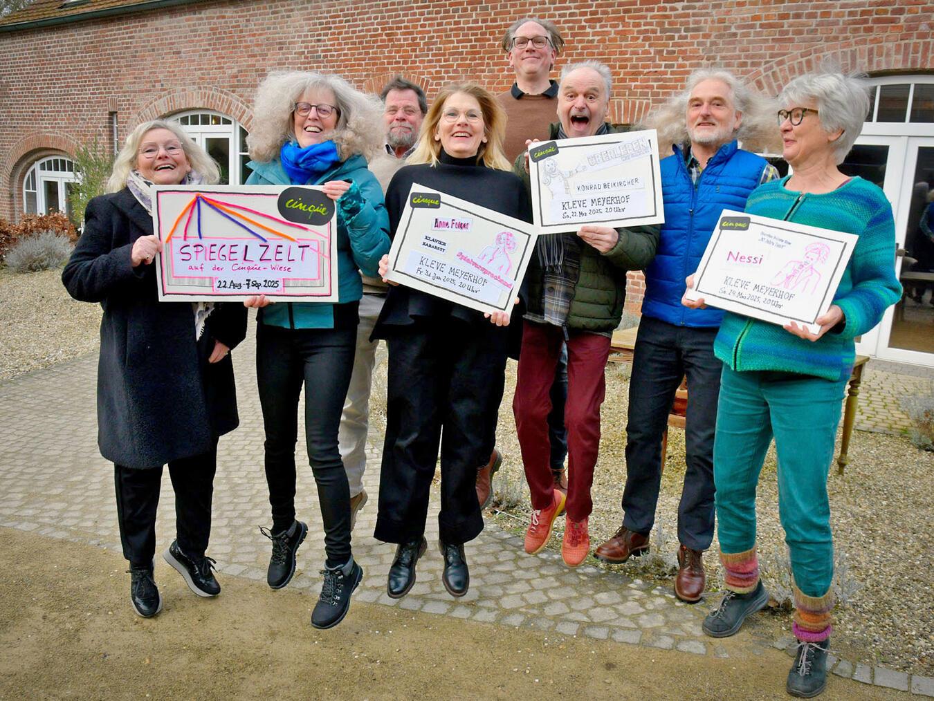 Alle mal vor Freude in die Luft springen: Das Cinque-Team hat eine neue Spielstätte. NN-Foto: Rüdiger Dehnen