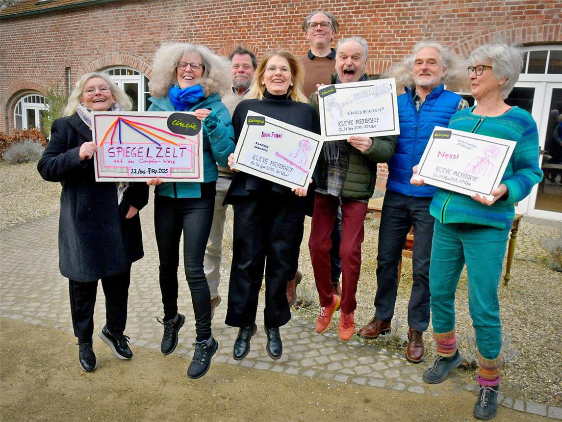 Alle mal vor Freude in die Luft springen: Das Cinque-Team hat eine neue Spielstätte. NN-Foto: Rüdiger Dehnen
