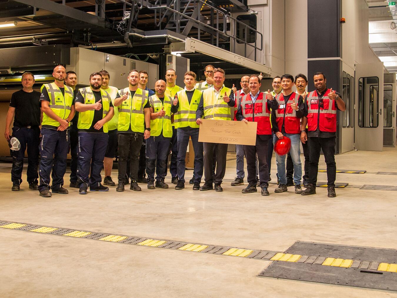 Alle Projektbeteiligten der Firma BHS und der Tricor Gruppe sind stolz auf den Erfolg und feiern den gelungenen Start der Wellpappenanlage. Foto: Tricor