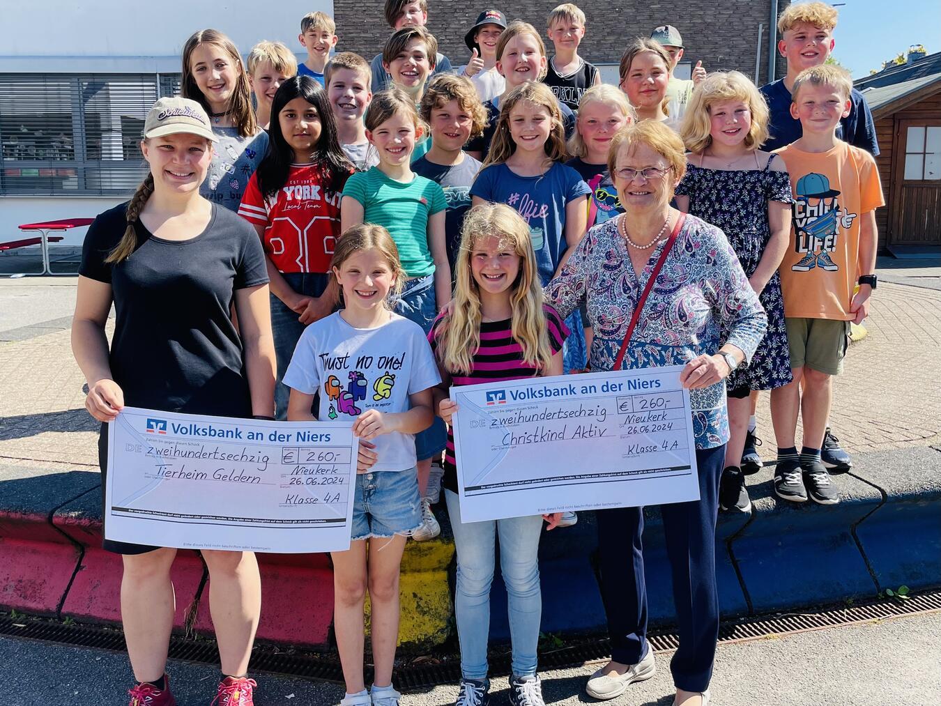 Alle Schüler zeigten sich hochzufrieden über die gelungene gemeinsame Aktion und nahmen mit gebührendem Stolz die Übergabe der Schecks vor. Foto: privat