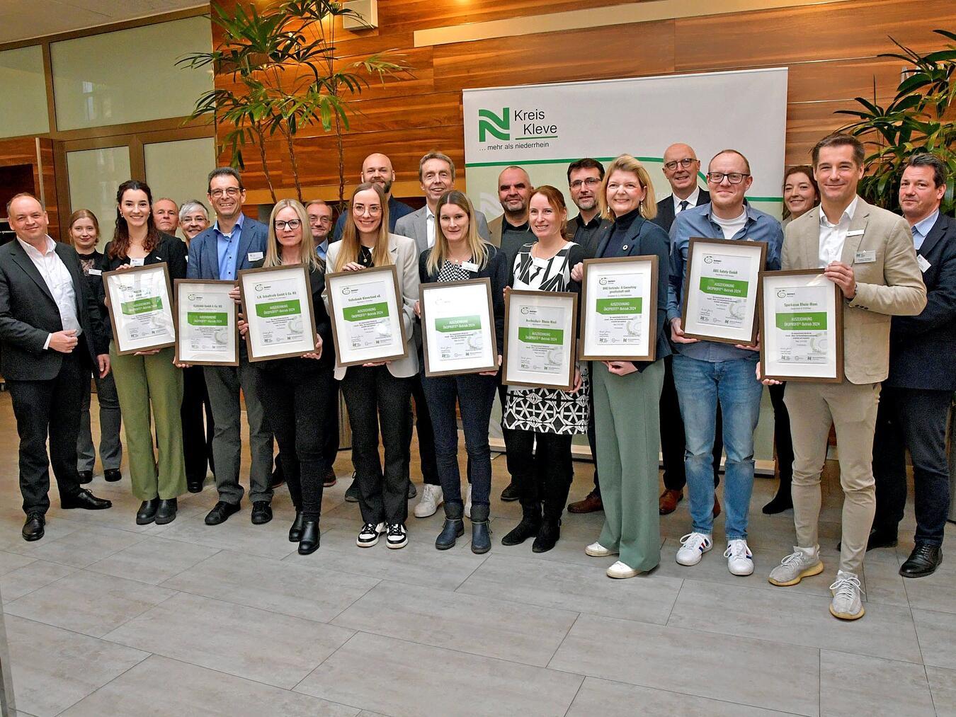 Alle teilnehmenden Betriebe und Institutionen konnten ihre „Ökoprofit“-Auszeichnung entgegennehmen. NN-Foto: Rüdiger Dehnen