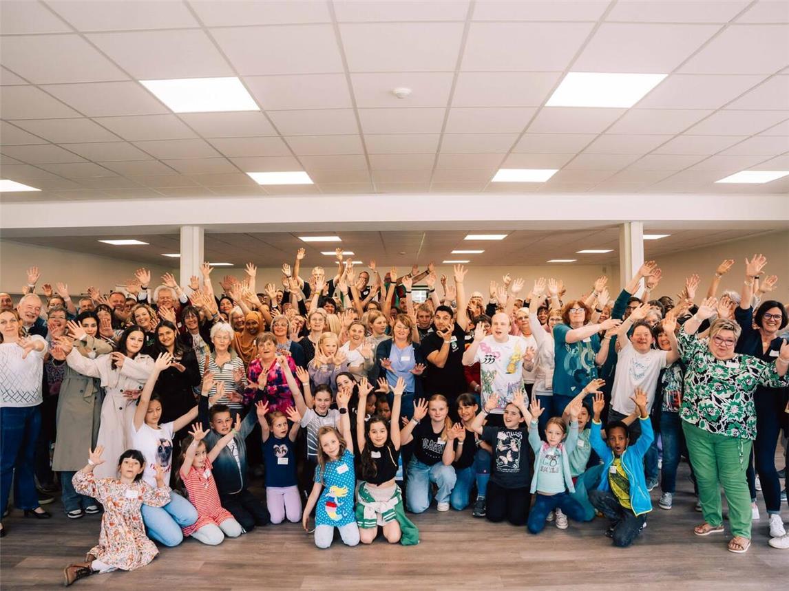 Alle Teilnehmer – außer den Solisten – beim Warm-Up. Foto: privat