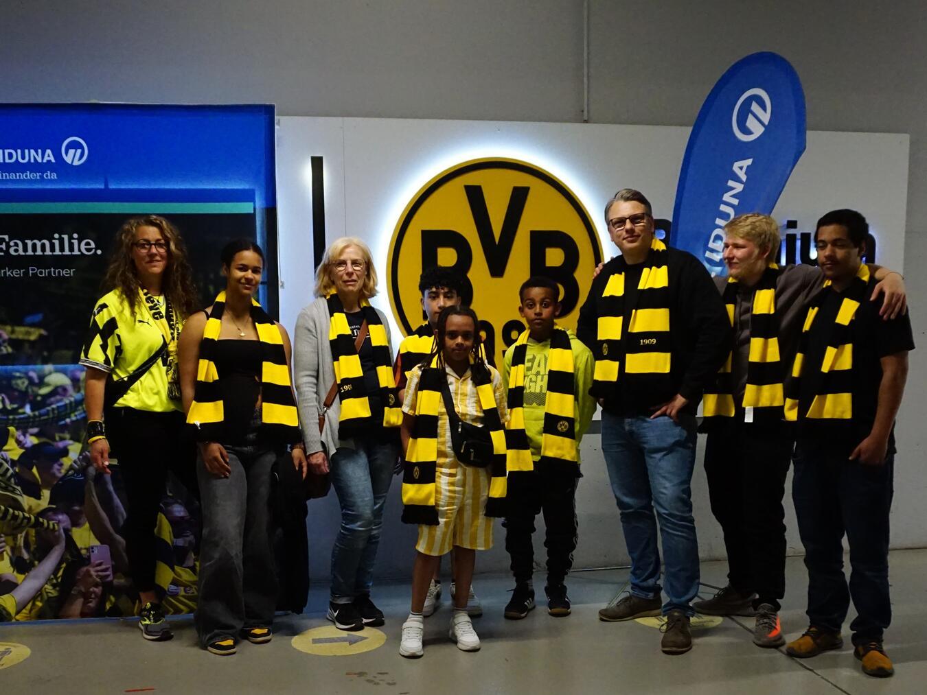 Alle wurden mit den passenden Accessoires ausgestattet und aus dem Stadion-Kiosk verpflegt. Foto: Katja Tomek