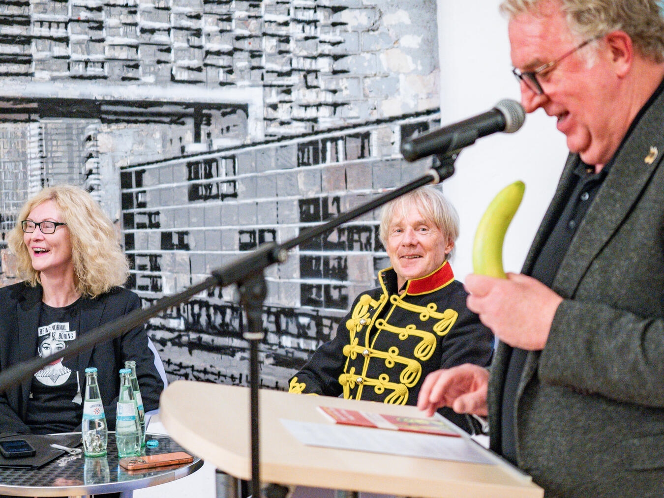 Kulturdezernent Karl Janssen begrüßt "Bananensprayer" Thomas Baumgärtel, Kuratorin Christiane van Haaren daneben.