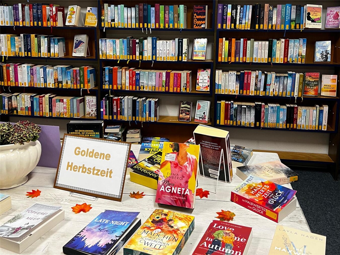 Alles in Eigenleistung: Die Ehrenamtlichen der Bücherei Millingen sorgten für frischen Anstrich, neue Möbel und Wandtattoos. Foto: Stadt Rees