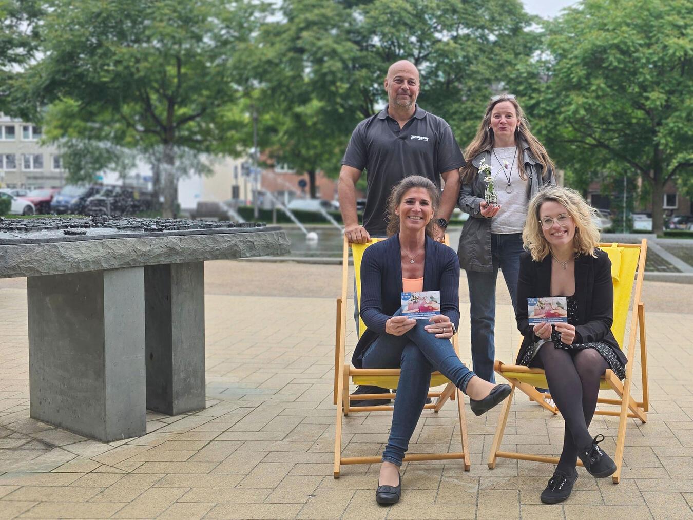 Alles ist geplant: Fehlen nur noch gutes Wetter und Besucher. Ein vorfreudiges Quartett: (vorne) Verena Rohde und Kristina Janßen, (hinten) Sascha Piron und Mina van Lutterveld. NN-Foto: HF