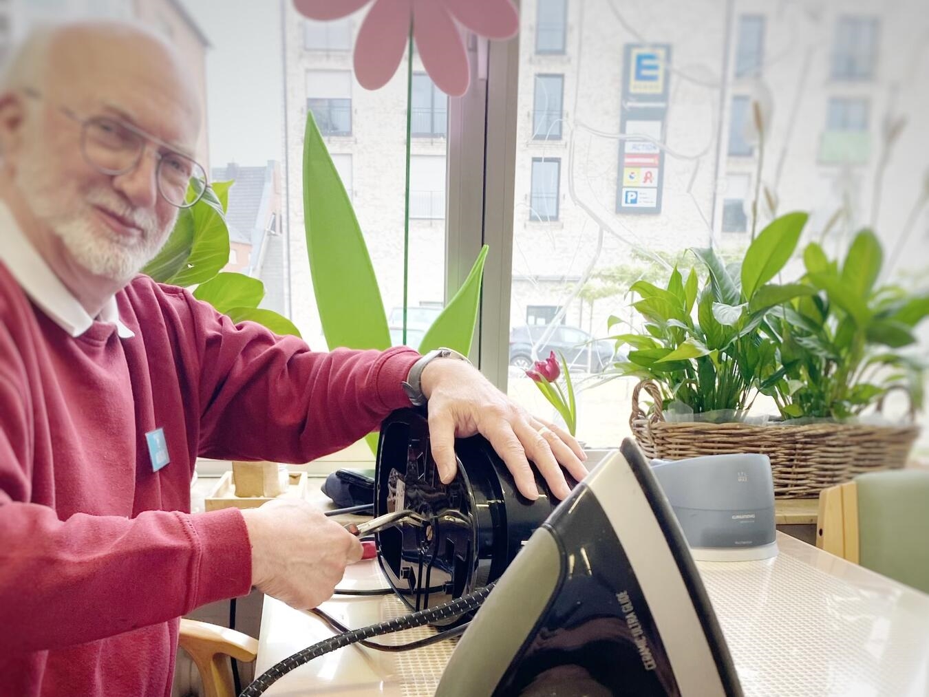 Alles, was unter dem Arm hereingetragen werden kann, versuchen die Ehrenamtler im Repaircafé instand zu setzen. Foto: privat