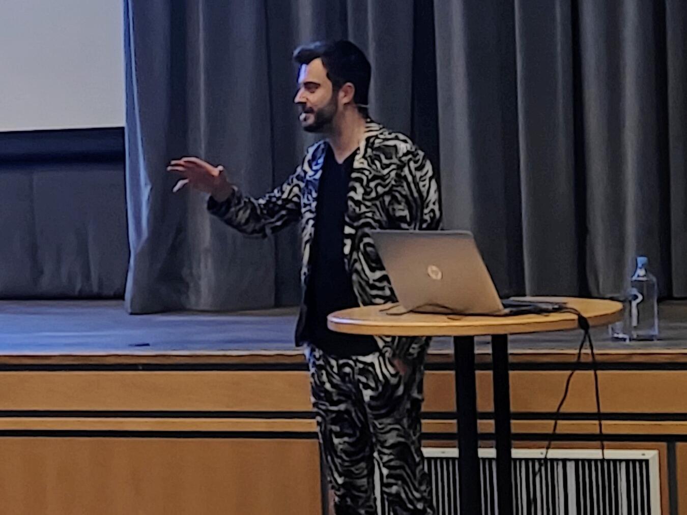 Rees: „Besserwisser“ Klussmann begeistert Publikum Allgemeinwissen für alle bot Sebastian Klussmann im Reeser Bürgerhaus. Foto: Stadt Rees