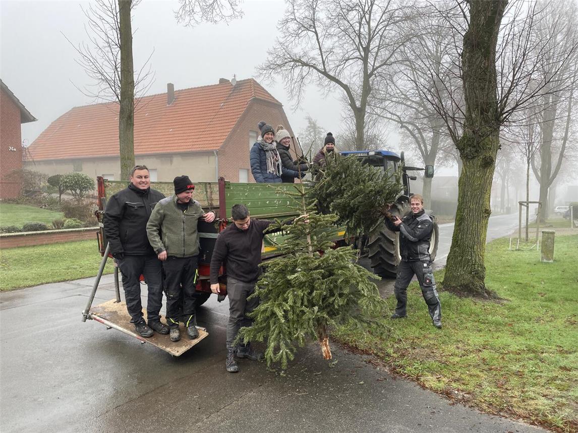 Alljährlich sind die Frasselter Jungschützen unterwegs, um Tannenbäume abzuholen. Foto: Stephan Derks