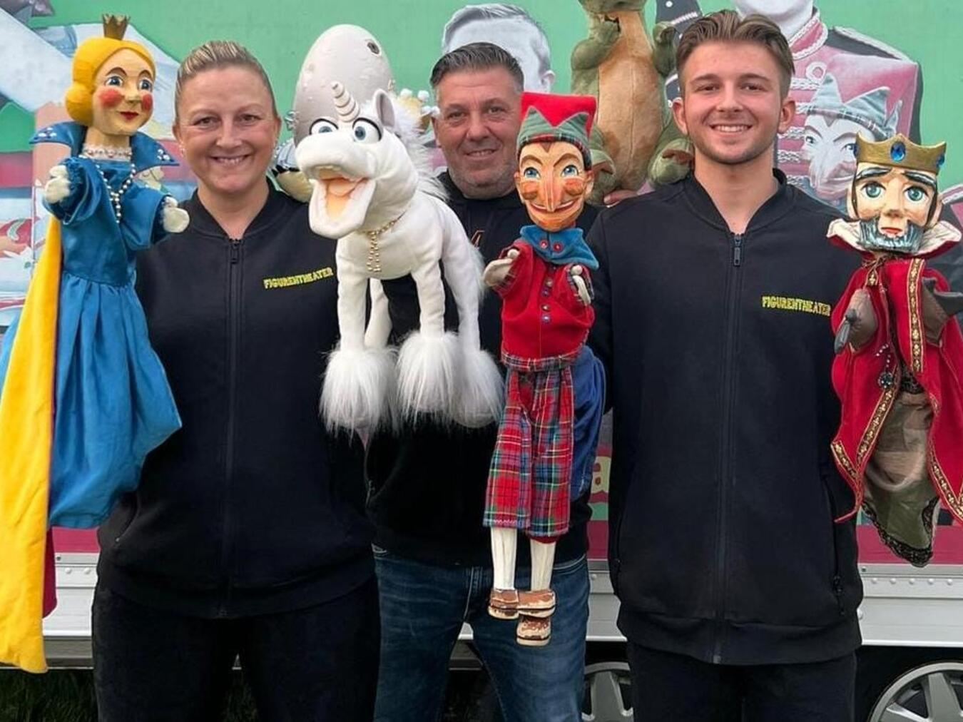 Alois, Florina und Alois Jr. Lagrin erhalten die Kultur des Figurentheaters aufrecht. Foto: privat