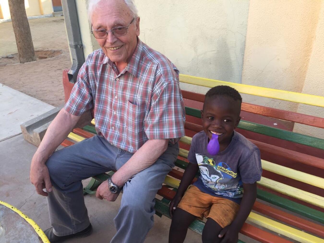 Aloys Werner mit einem Jungen bei einem seiner Besuche in Südwest-Afrika. Fotos (2): privat