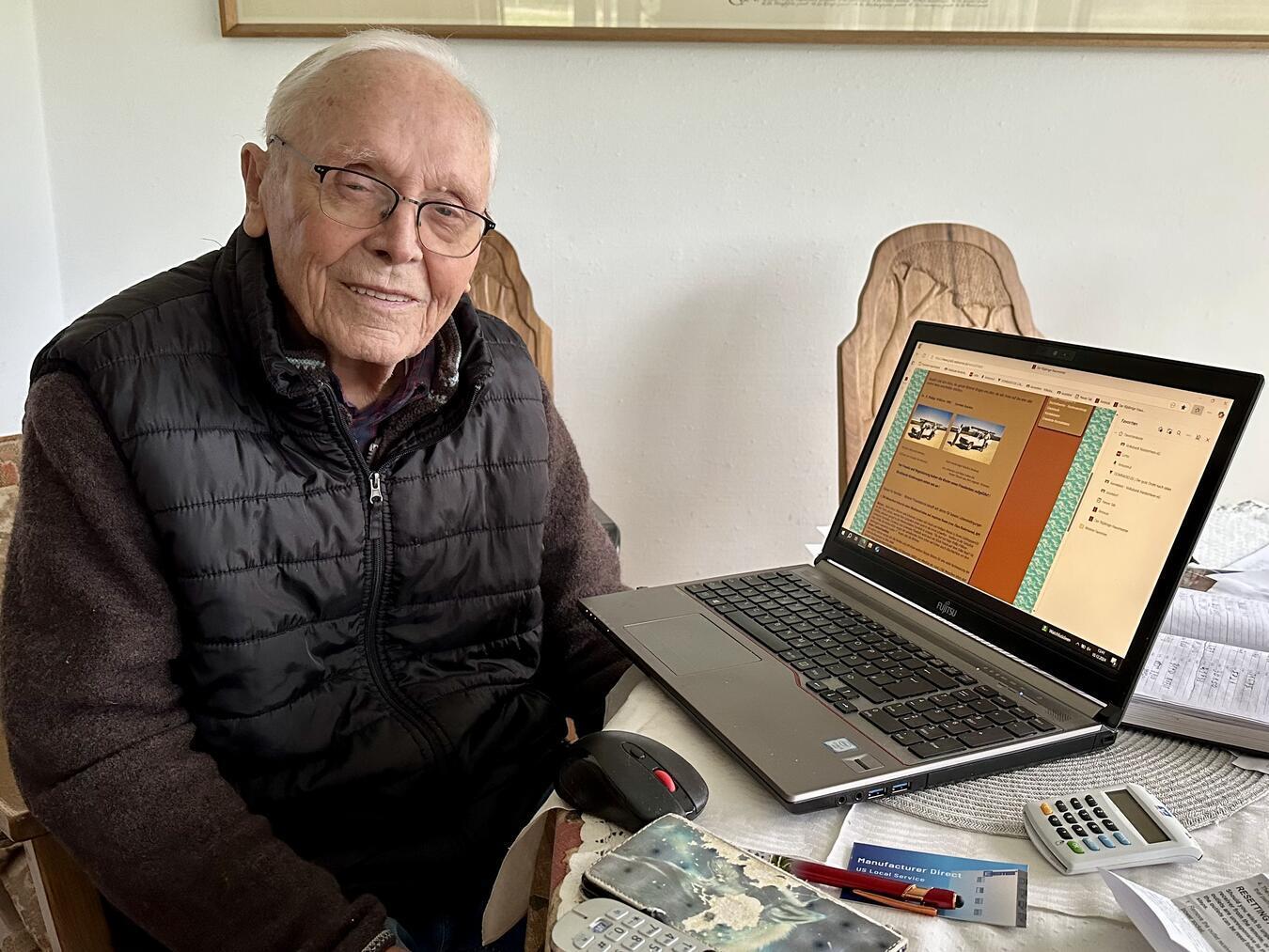Aloys Werner zuhause vor seinem Laptop, in dem er alle Erinnerungen aufbewahrt. NN-Foto: SP