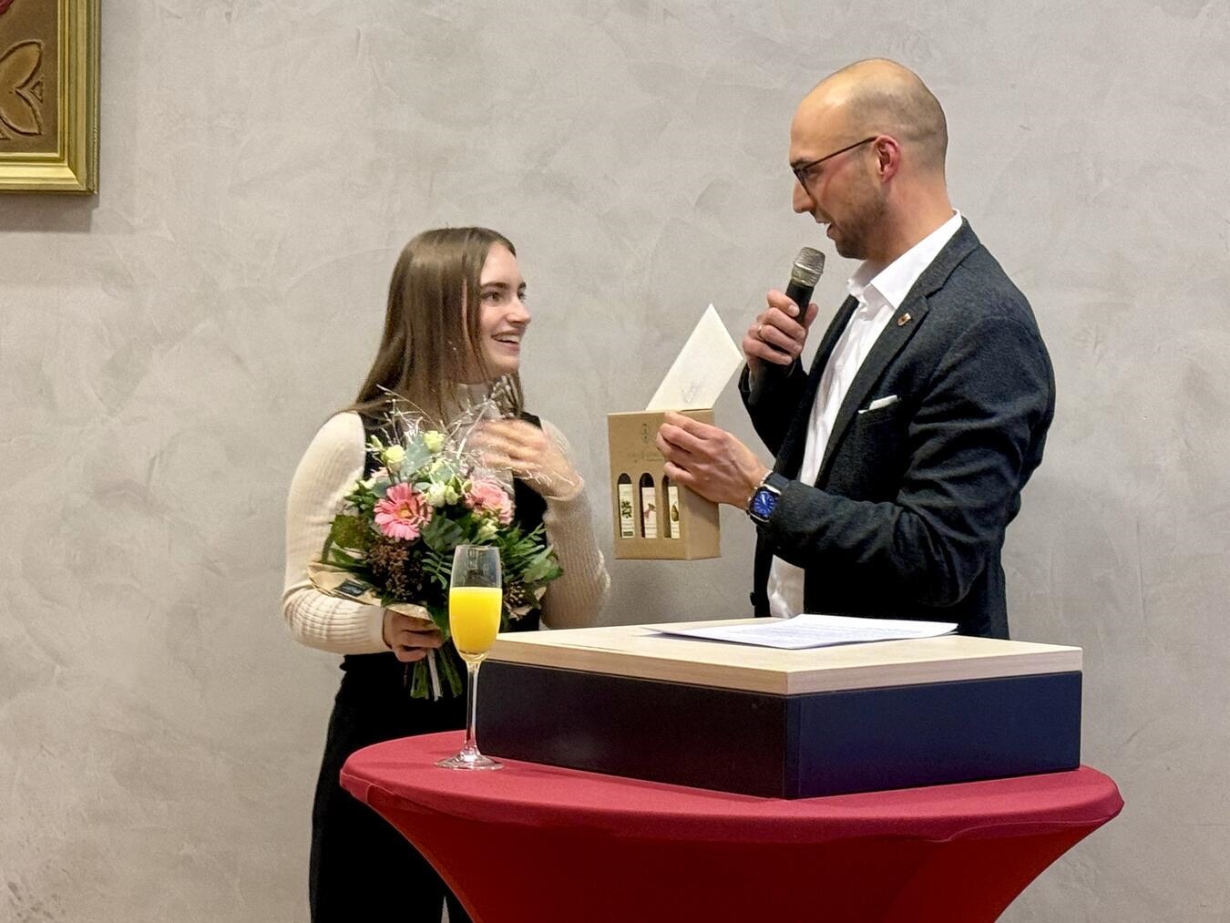 Alpens Bürgermeister Ludger Staymann empfing Anne Mosters im Ratssaal und übergab ein paar Präsente. NN-Foto: SP