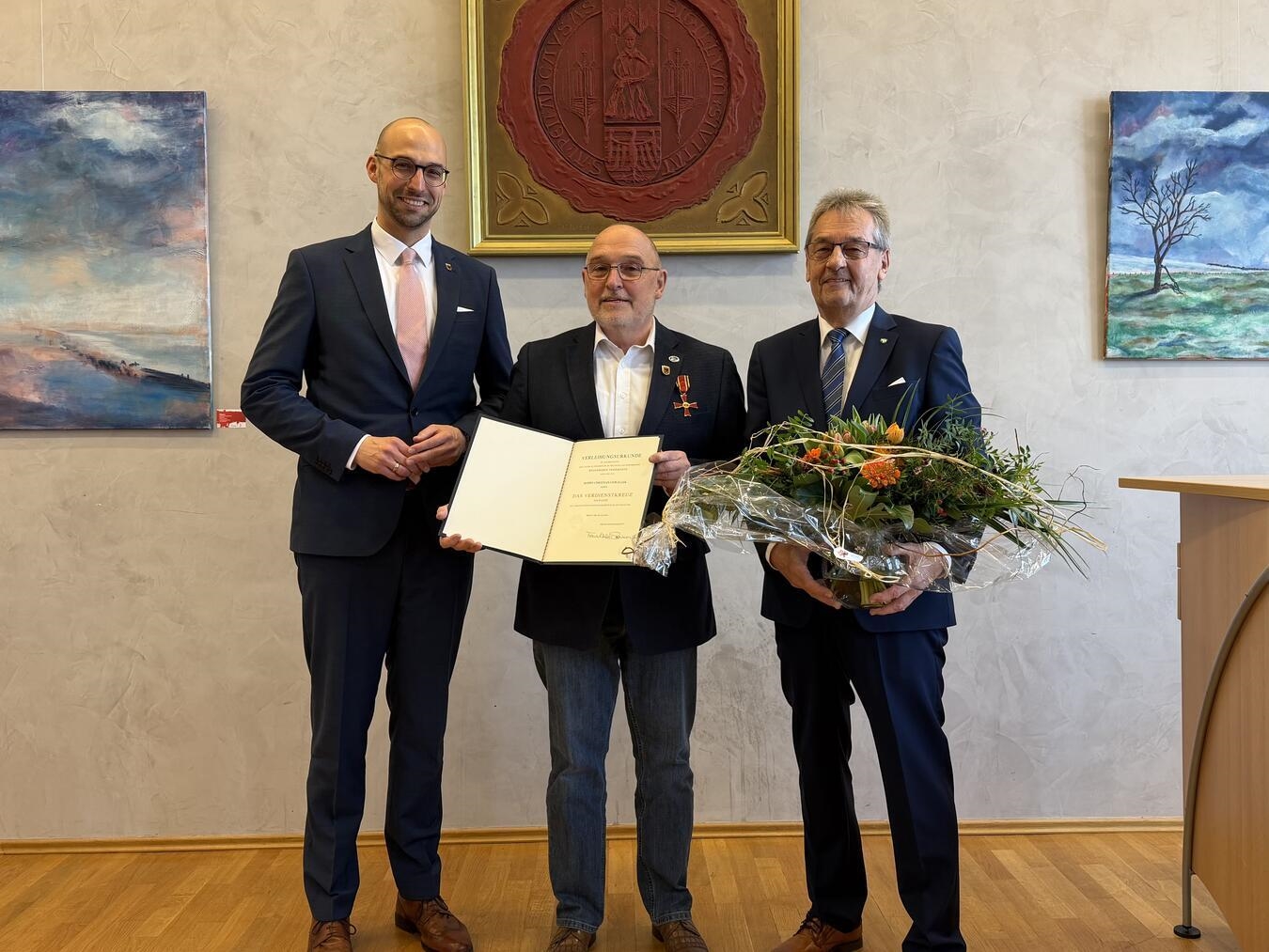 Alpens Bürgermeister Ludger Staymann, Verdienstkreuzträger Christian Chwallek und der stellvertretende Landrat Günter Helbig (v.l.) bei der Ordensübergabe in Alpen. Foto: Kreis Wesel