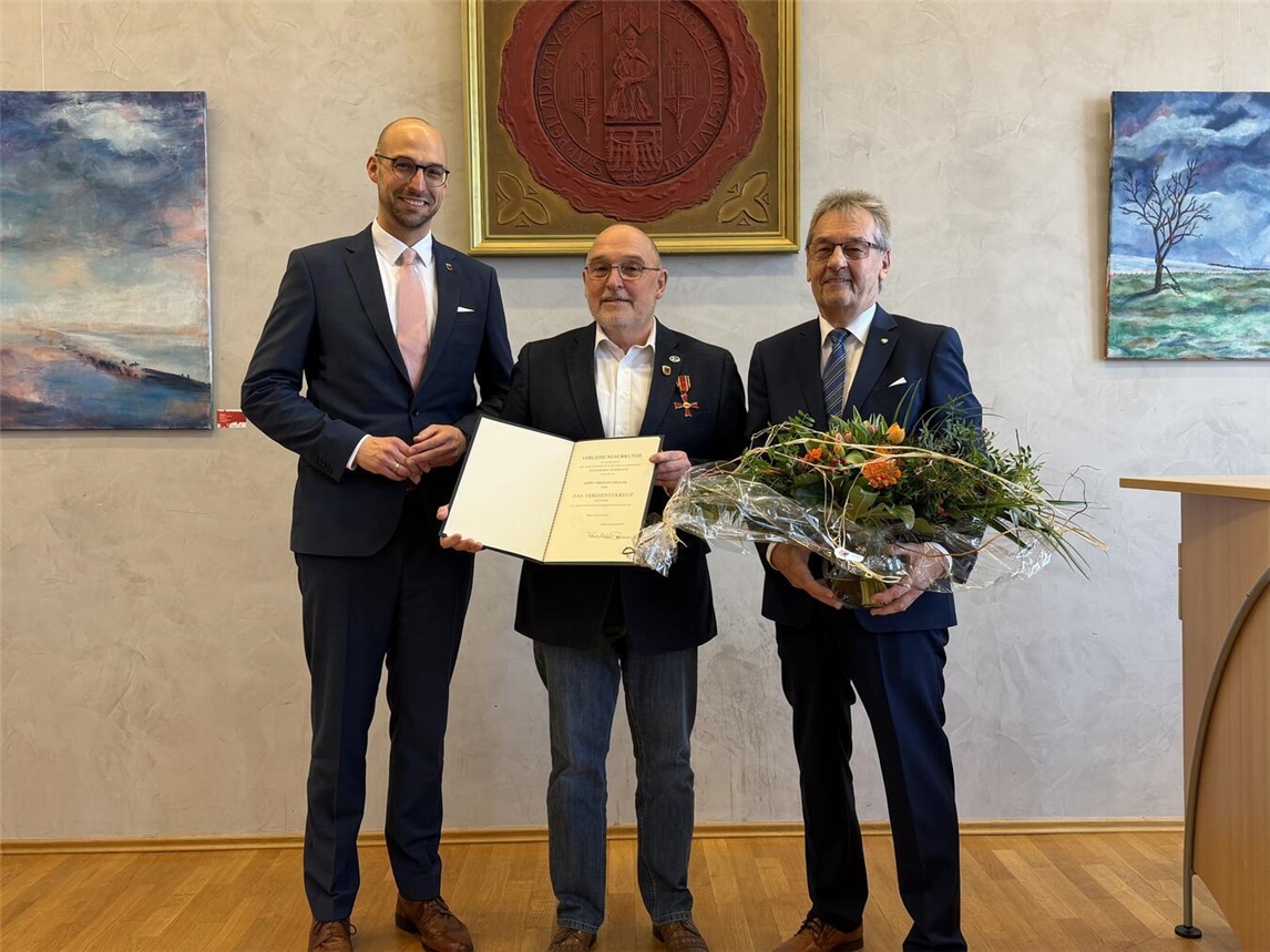 Alpens Bürgermeister Ludger Staymann, Verdienstkreuzträger Christian Chwallek und der stellvertretende Landrat Günter Helbig (v.l.) bei der Ordensübergabe in Alpen. Foto: Kreis Wesel
