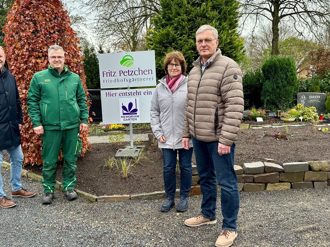 Veener Friedhof hat jetzt auch einen „Memoriam Garten“ Alpens Bürgermeister Thomas Ahls, Dominik Petzchen, Bettina Witt und Volker Schulte-Bunert (beide Gemeinde Alpen vor dem „Memoriam Garten“ auf dem Friedhof in Veen. NN-Foto: SP