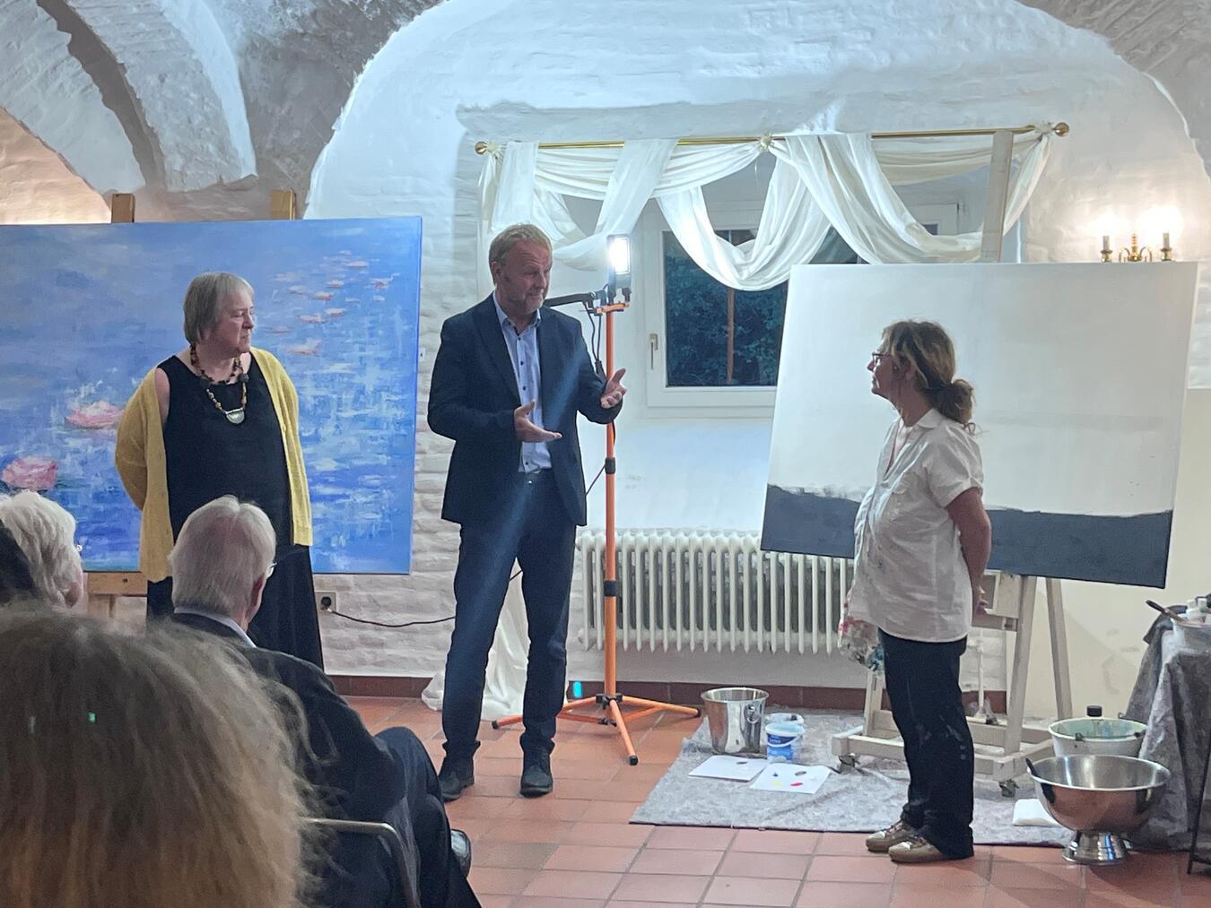 Alpens Bürgermeister Thomas Ahls eröffnete die Ausstellung. Foto: privat