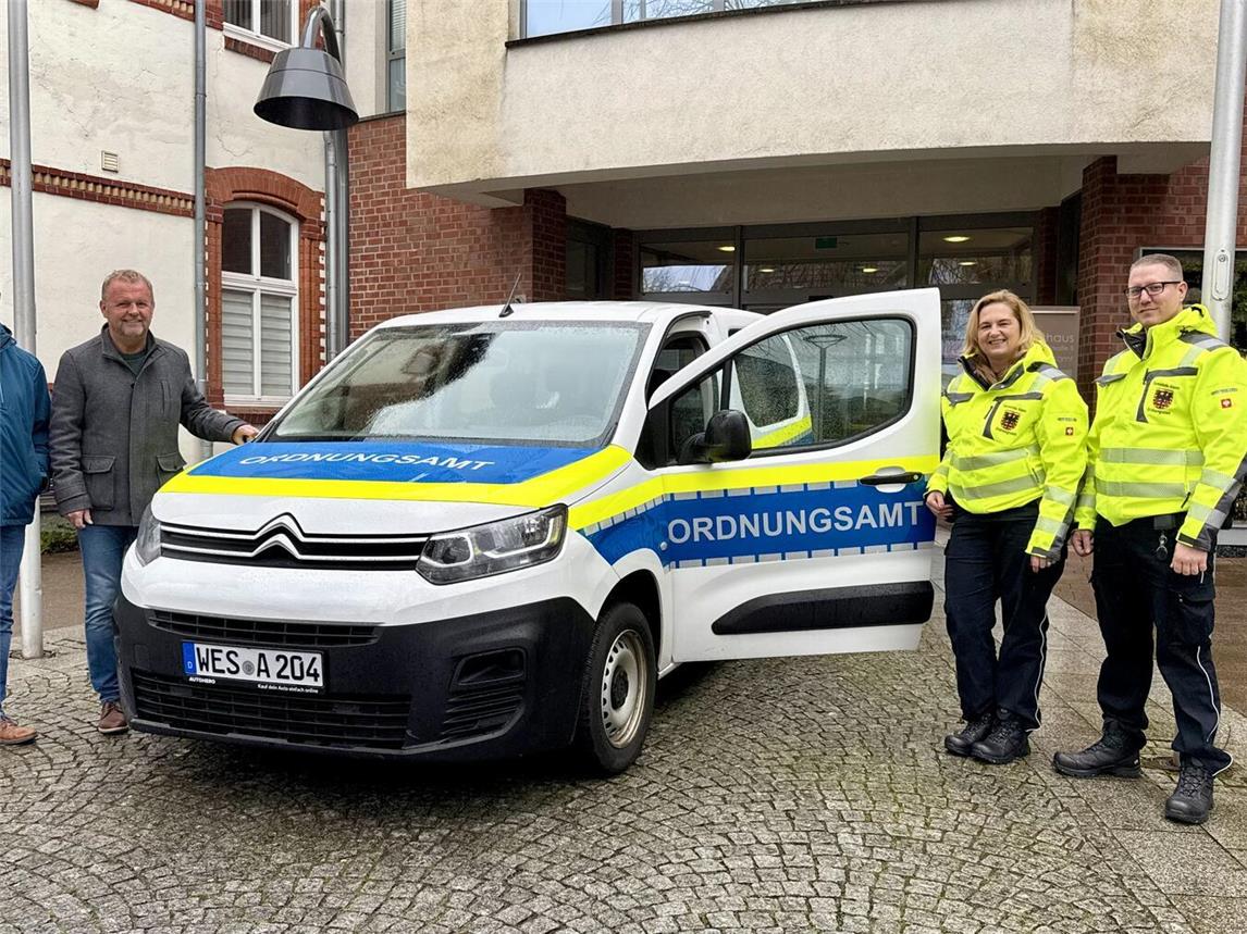 Alpens Bürgermeister Thomas Ahls, Sonja Meyer und Benjamin Statetzny (v.l.) mit dem neuen Fahrzeug des Ordnungsamtes der Gemeinde Alpen. NN-Foto: SP