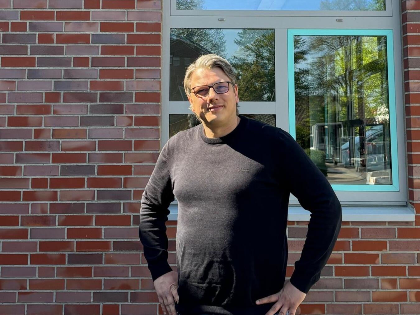 "Coach Steffen Thewis berät junge Erwachsene zur Berufsorientierung, lächelnd im Gespräch, Erfahrung, Karriereberatung."