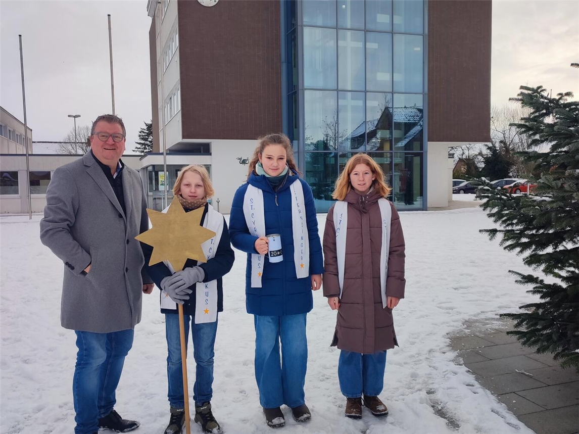 Als die Heiligen drei Könige waren Manes Angenendt, Anna Angenendt und Valentina Baaden unterwegs. Bürgermeister Georg Koenen bedankte sich für das Engagement. Foto: Gemeinde Weeze