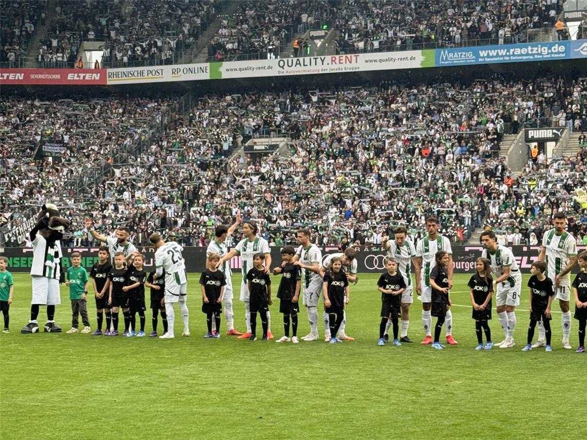 Als Einlaufkind bei der Borussia Mönchengladbach: Jungen und Mädchen aus dem SOS-Kinderdorf und der OGS des Förderzentrums hatten einen erlebnisreichen Fußballnachmittag im Borussia Park. Foto: SOS-Kinderdorf Niederrhein/ Vincent Hell