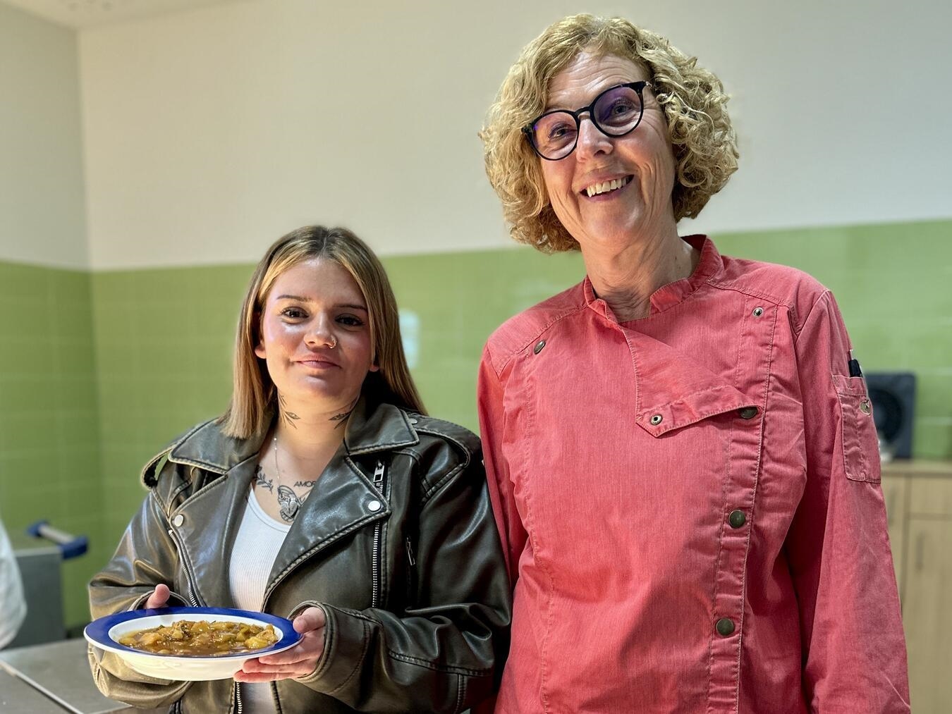 "Delega-Zoe Munoz Rivero, Fachkraft für Serviceleistungen, startet in Weeze-Kantine; Ausbildung in Kevelaer-Schulmensa mit Birgit Kuchenbecker."